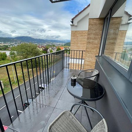 班斯卡-比斯特里察New Flat With A Mountain View, Garage Parking公寓 外观 照片