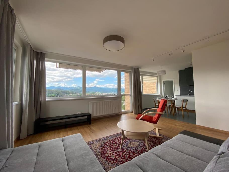 班斯卡-比斯特里察New Flat With A Mountain View, Garage Parking公寓 外观 照片