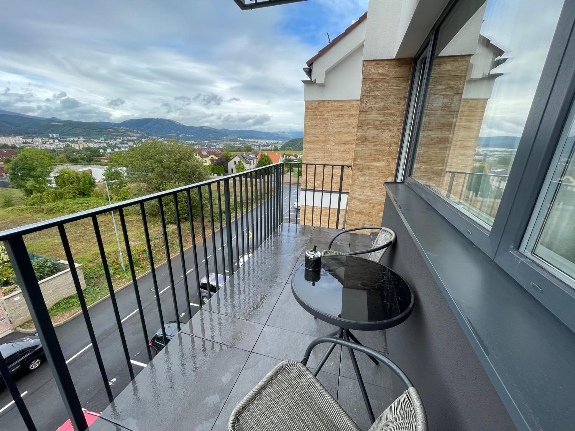 班斯卡-比斯特里察New Flat With A Mountain View, Garage Parking公寓 外观 照片